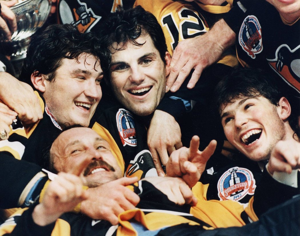 Mario Lemieux, Brian Trottier, Rick Toccchet a Jaromír Jágr po zisku Stanley Cupu v roce 1992.