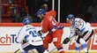 Joromír Jágr se snaží probít finskou přesilou v závěrečném vystoupení českých hokejistů na Švédských hrách