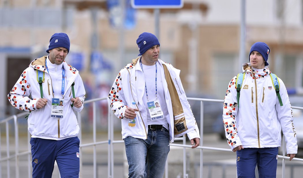 Petr Nedvěd, Jaromír Jágr a Roman Červenka míří do hokejové arény před tréninkem české hokwjové reprezentace v Soči