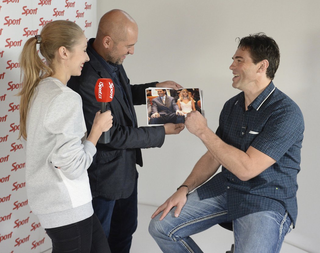 Jaromír Jágr se svou neteří Pavlínou a šéfredaktorem Sportu Lukášem Tomkem