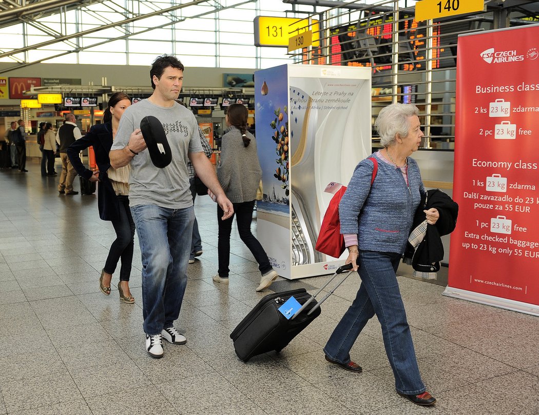 Jaromír Jágr se zavazadly před odletem za moře na letišti v Ruzyni