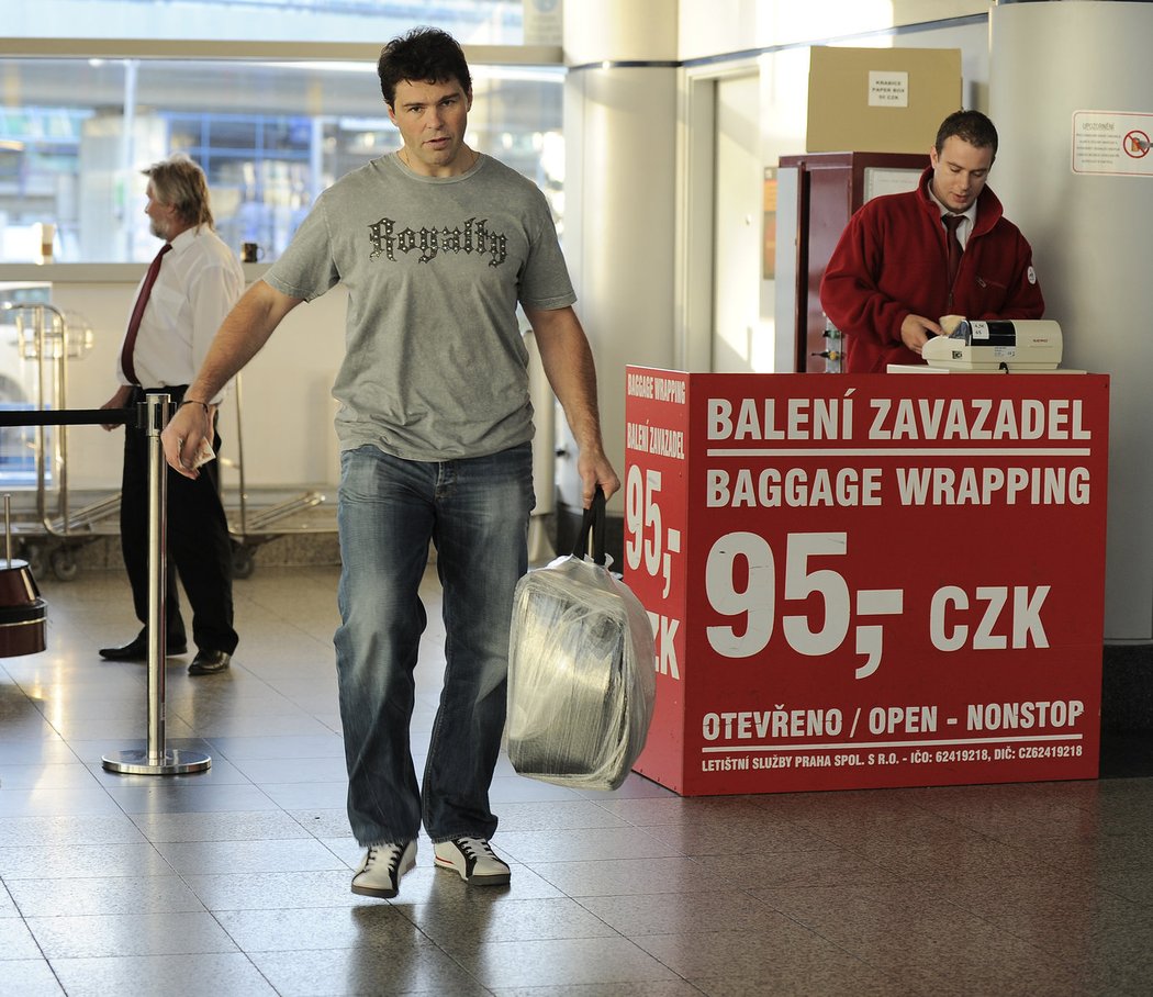 Jarda Jágr se zabaleným zavazadlem odchází do odbavovací části letiště