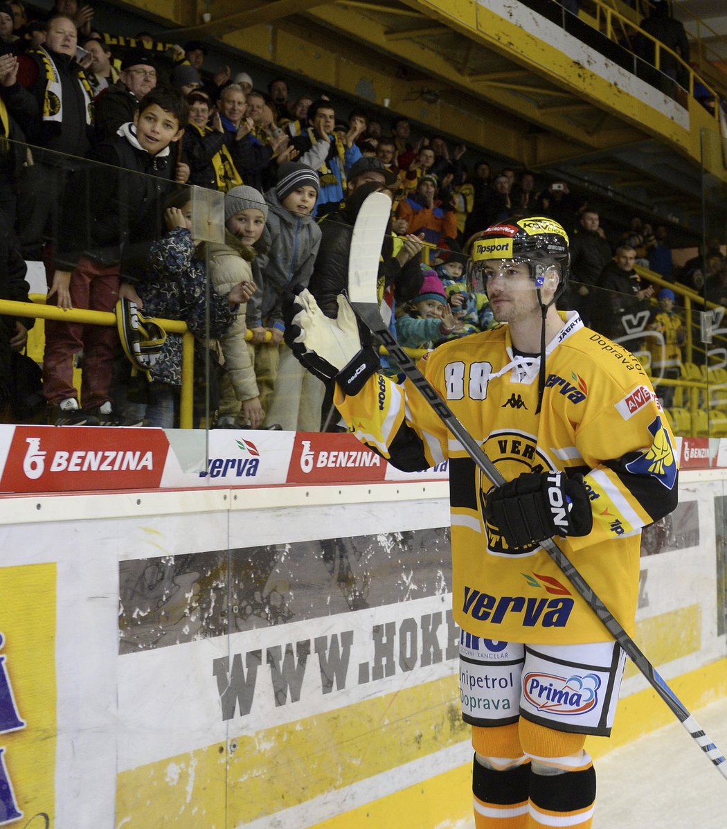 Třinec si dál udržel vedoucí pozici v čele extraligové tabulky. Ve 25. kole hravě porazil mistrovský Zlín. Druhý Litvínov si poradil s pražskou Spartou, Mladá Boleslav prohrála s Vítkovicemi. Plzeň porazila Pardubice, Karlovy Vary si poradili s Libercem a Hradec Králové padl s Olomoucí.