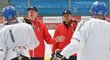 Finský kouč Kari Jalonen a Martin Erat promlouvají k českým hráčům na tréninku národního mužstva
