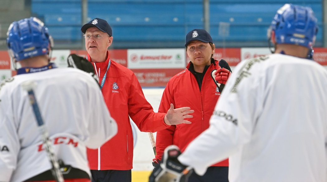 Finský kouč Kari Jalonen a Martin Erat promlouvají k českým hráčům na tréninku národního mužstva