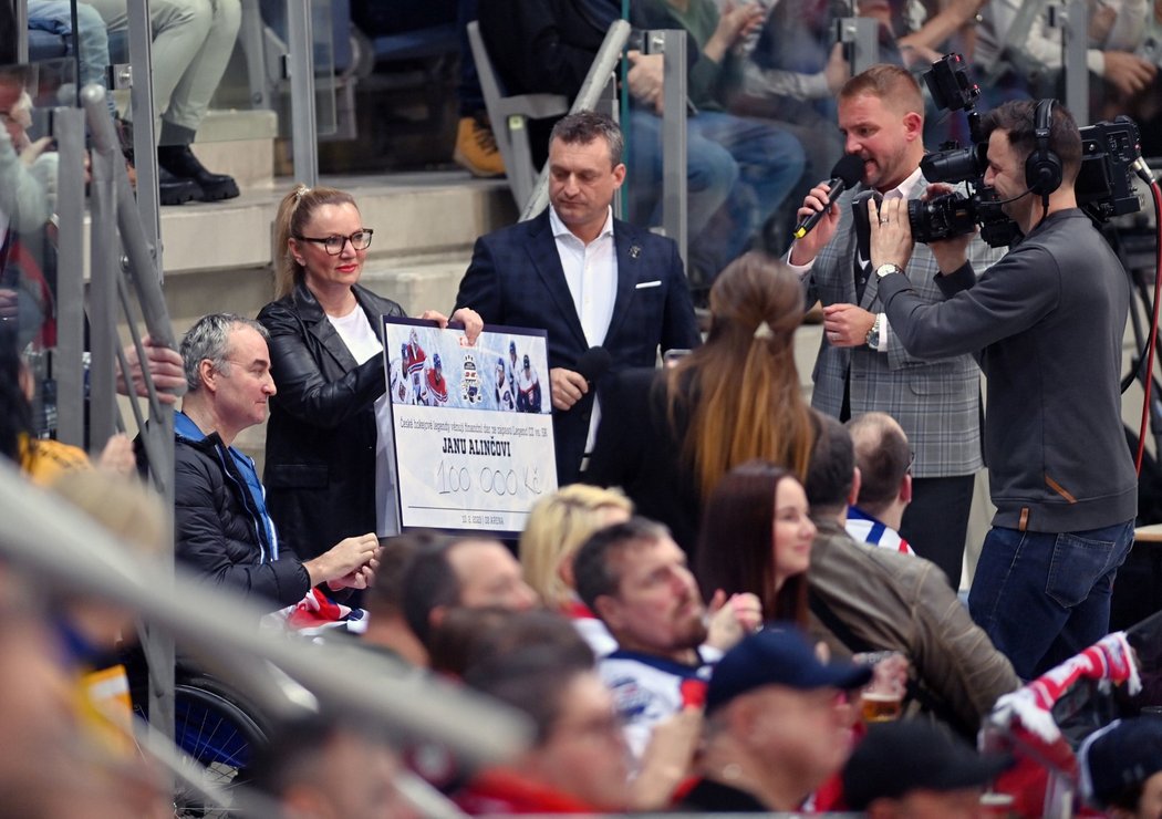 Předání šeku Janu Alinčovi během zápasu legend v O2 Areně