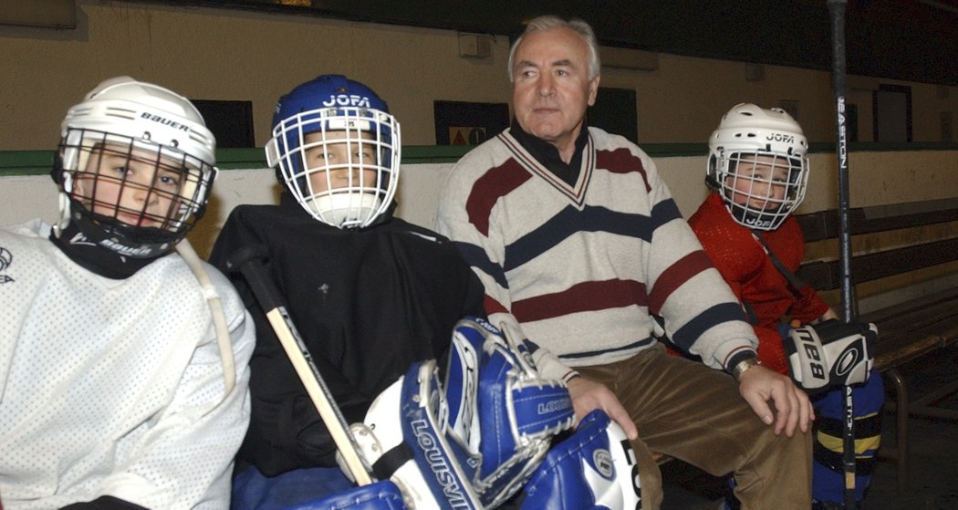 Jan Klapáč s vnučkou Ester před lety na hokejovém tréninku