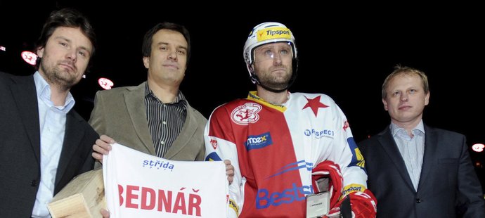 Majitelem hokejové Slavie bude Vladimír Pitter (první zprava)