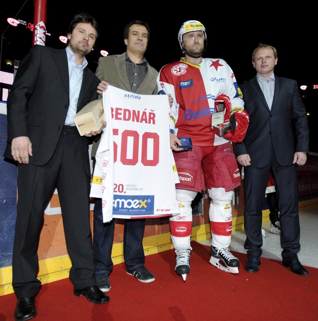 Majitelem hokejové Slavie bude Vladimír Pitter (první zprava)