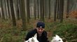 Jaromír Jágr si procházku se dvěma fenkami bílého švýcarského ovčáka pořádně užíval