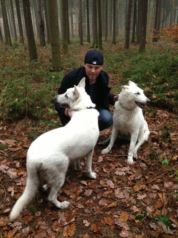 Jaromír Jágr si procházku se dvěma fenkami bílého švýcarského ovčáka pořádně užíval