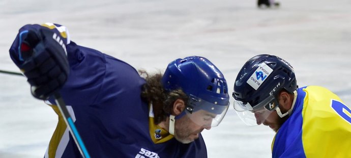 Jaromír Jágr se snažil obehrát ústeckého útočníka Davida Mertu. Soupeř však kladenské legendě puk z hokejky parádně uloupil, za což si vysloužil velký potlesk