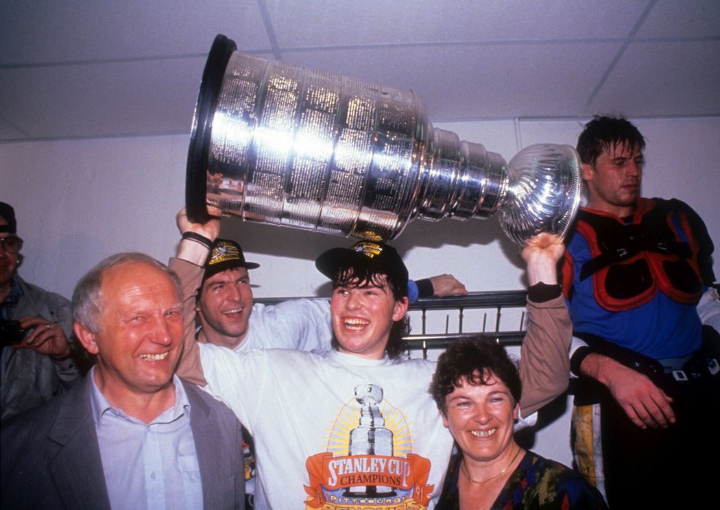 Když v zámoří vyhrál první Stanley Cup, rodiče u toho nemohli chybět!