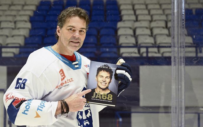 Jaromír Jágr se svou novou knihou JÁ68 Jaromír Jágr se svou novou knihou JÁ68