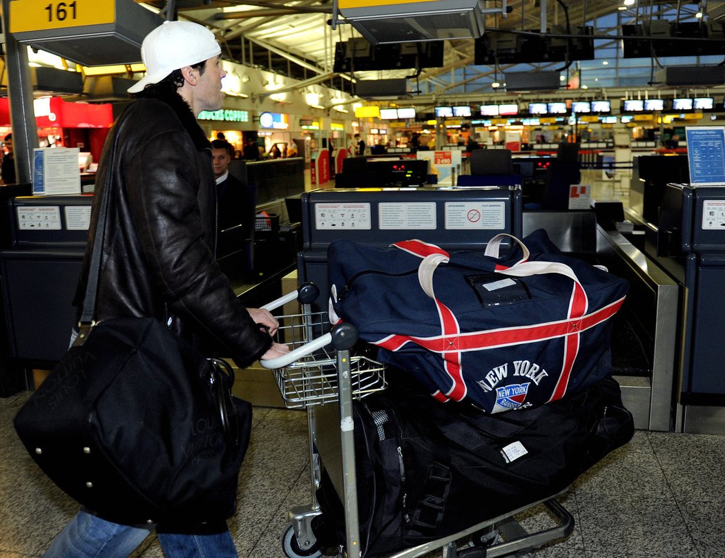 Jágr s bagáží vyhlíží tu správnou přepážku, kde ho odbaví pro let do Londýna, odkud zamíří do Dallasu