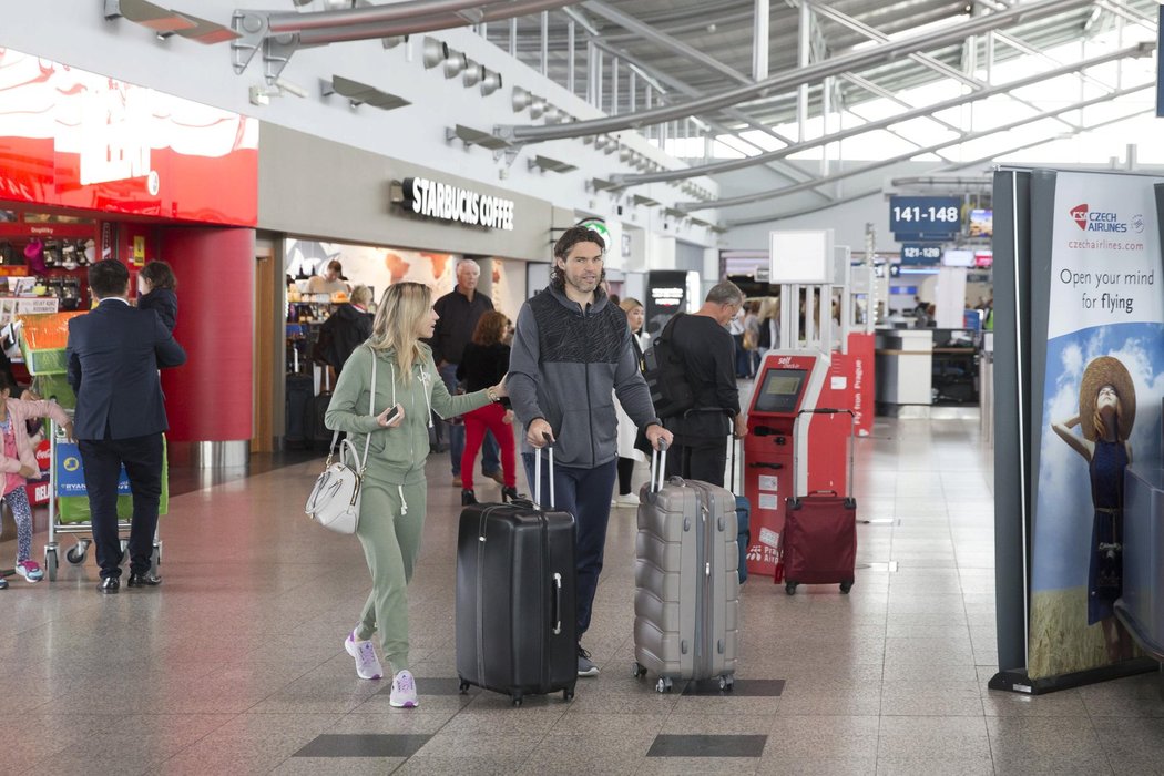 Jaromír Jágr se s přítelkyní Veronikou Kopřivovou vrací zpět do Spojených států