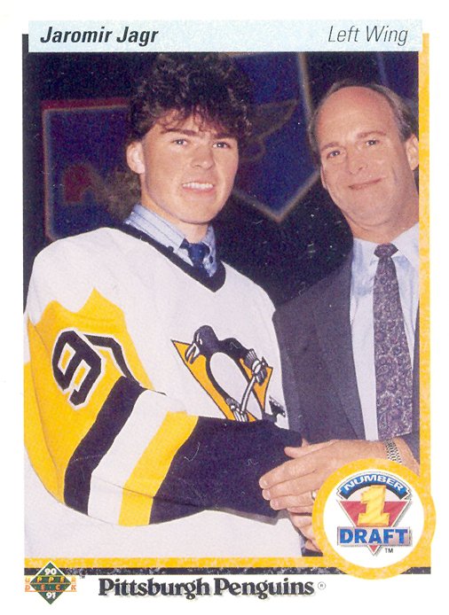 1990, DRAFT - V roce 1990 na něj při draftu ve Vancouveru ukázal Pittsburgh, ve hře přitom byla i Philadelphia.  To ještě netušil, že právě do ní na sklonku kariéry zamíří... Jágra si Penguins vybrali v prvním kole, Jágr byl celkově pátý v pořadí. Na pódiu mu dal dres manažer Craig Patrick.