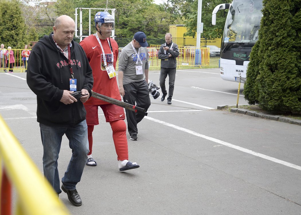 Jaromír Jágr přichází v doprovodu řidiče na trénink národního týmu