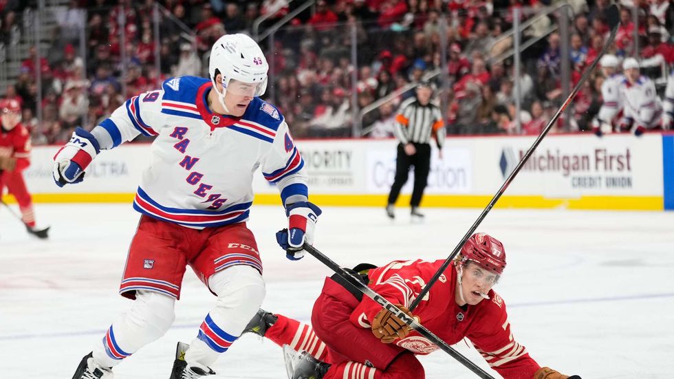 Jaroslav Chmelař si v dresu New York Rangers odbyl premiéru v NHL v utkání proti Detroitu