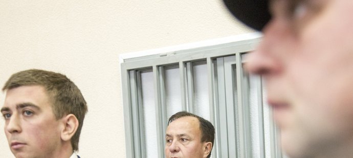 Vadim Timofejev u soudu, který ho sice poslal za tragédii letadla s hokejisty Jaroslavle do vězení, ale vzápětí ho pustil díky amnestii