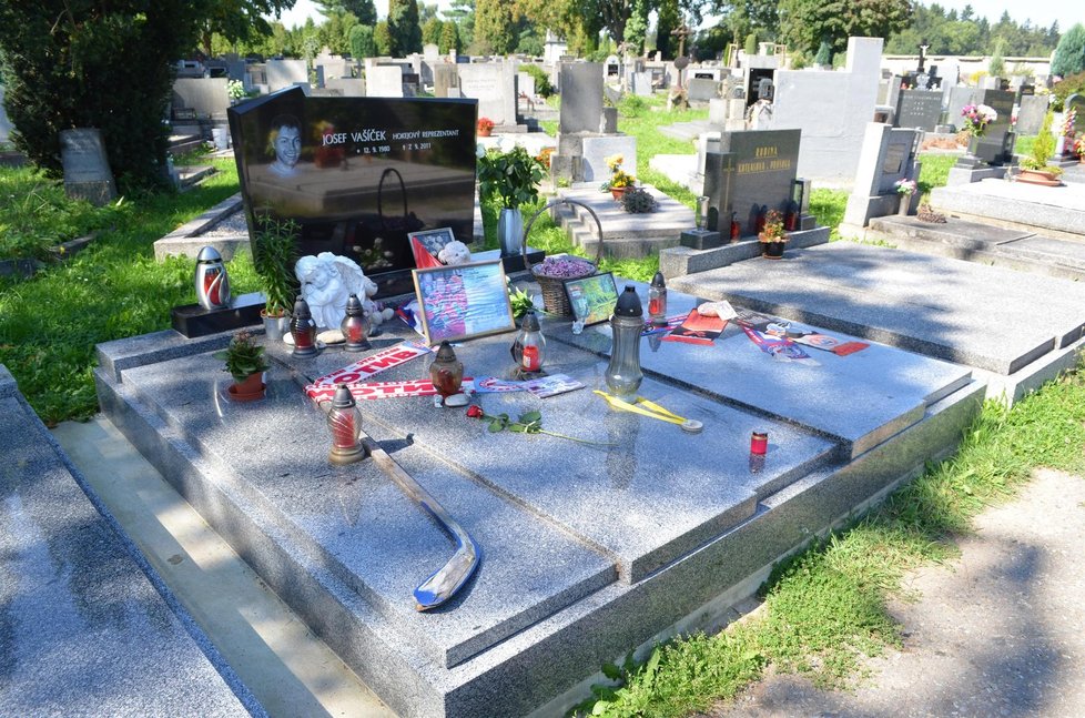 Na hrobě Josefa Vašíčka je hokejka i šály od fanoušků Jaroslavle