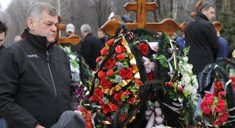 Věnce pro mrtvé kamarády. Hokejisté Slovenska navštívili hřbitov v Jaroslavli