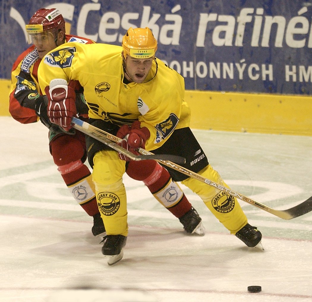 2002. Po zisku Stanley Cupu se Jiří Šlégr na chvíli vrátil do Evropy, za Litvínov odehrál v sezoně 2002/03 celkem deset zápasů