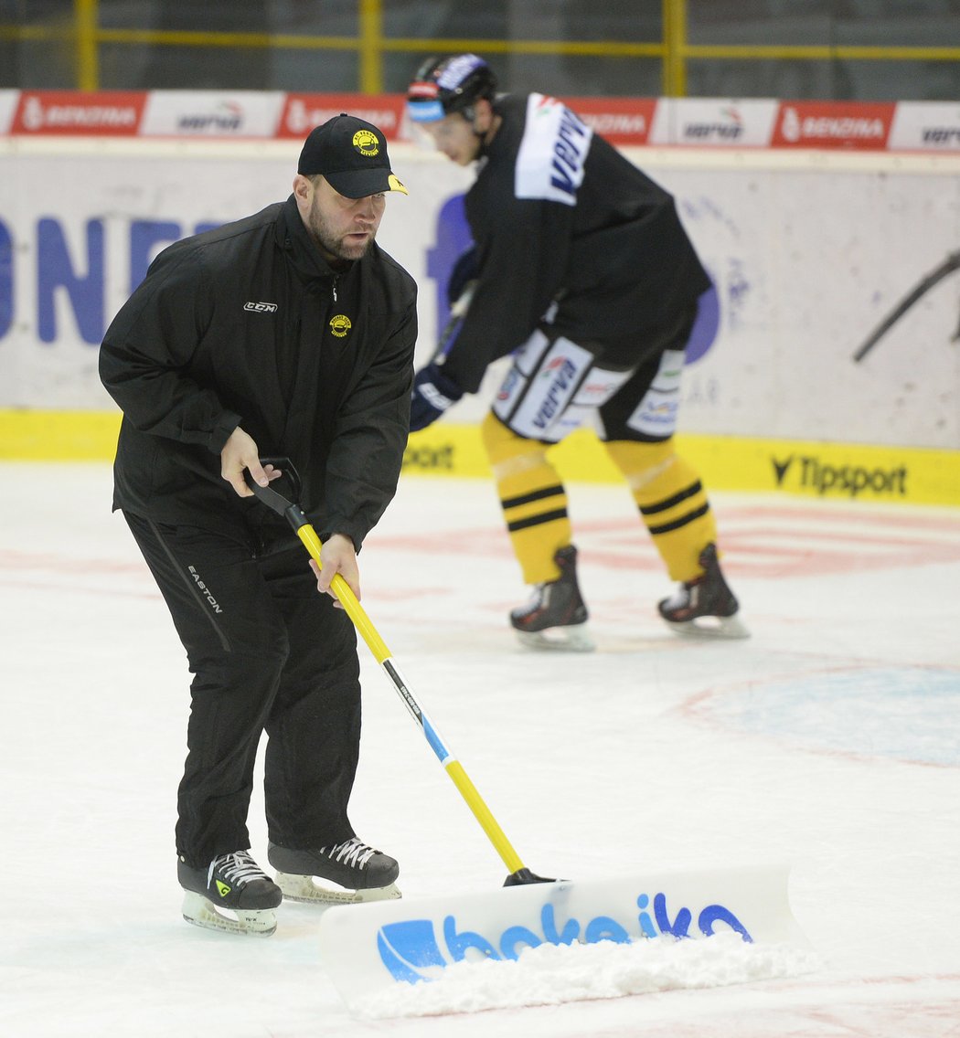 2016. Jiří Šlégr následně pomáhal Litvínovu jako asistent trenéra. A při tréninku třeba shrabával led