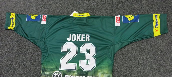Zelený dres s motivem Jokera i jeho jménem na zádech si třinecký útočník Jiří Polanský oblékl na rozbruslení zápasu proti mistrovské Plzni
