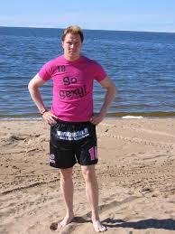 Takhle oblečený chodí v létě finský hokejista Jussi Jokinen