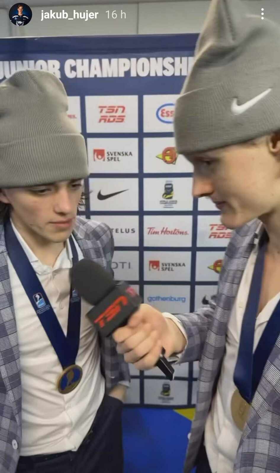 Čeští hokejoví junioři si po zisku bronzových medailí střihli roli reportéra