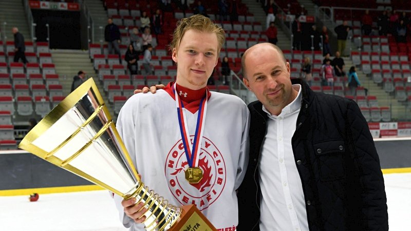 Jonáš Peterek pomohl juniorce třineckých Ocelářů k titulu v DHL extralize, z poháru se radoval i jeho táta Jan