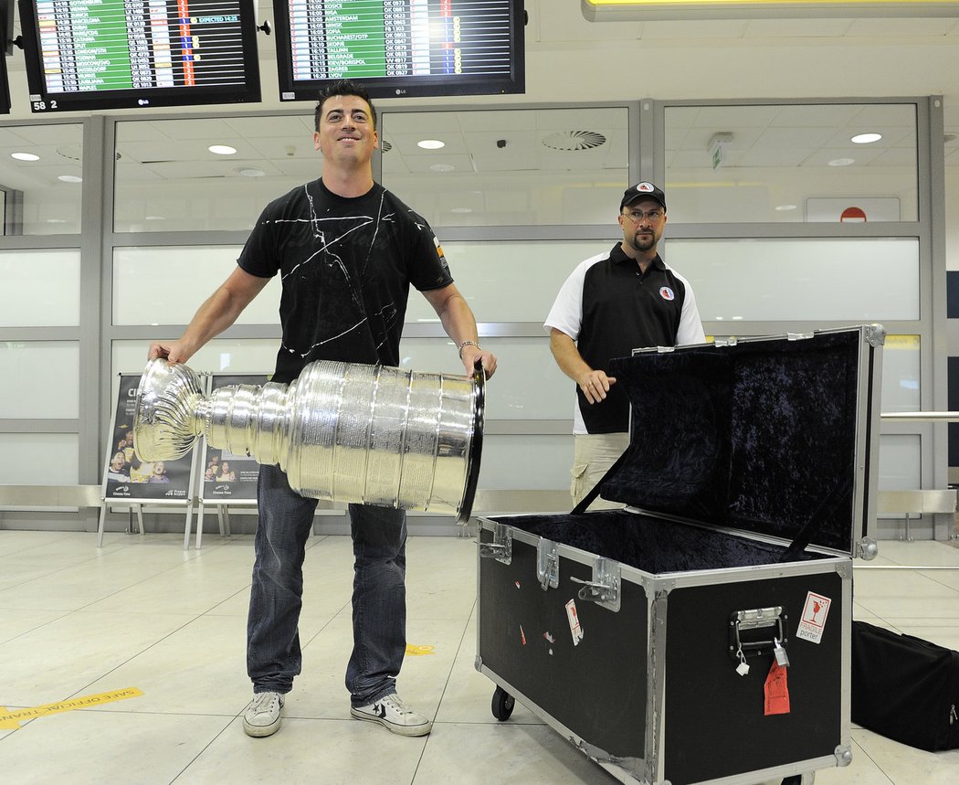 Tomáš Kaberle se slavným Stanley Cupem
