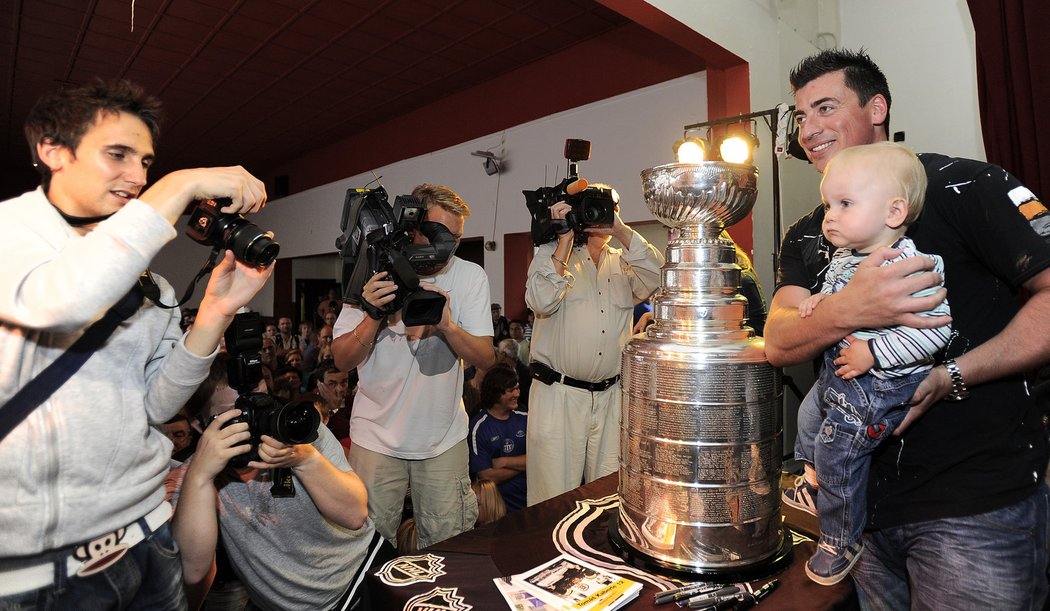 Slavný Stanley Cup byl ve středu zájmu