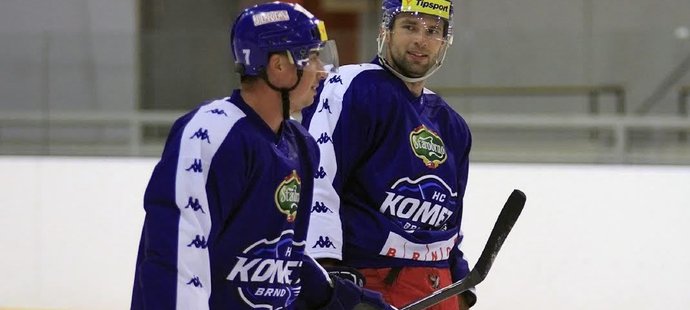 Tomáš Kaberle (vlevo), Richard Stehlík (vpravo) v netradičních červených kalhotách