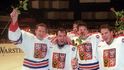 Drahomír Kadlec (druhý zleva) oslavuje titul mistrů světa ve Vídni v roce 1996