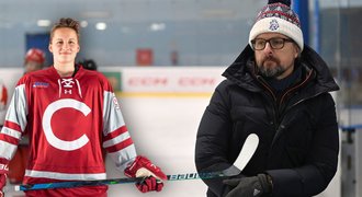 Talentovaná hokejistka proti trenérovi reprezentace: Pacina lže, není profík