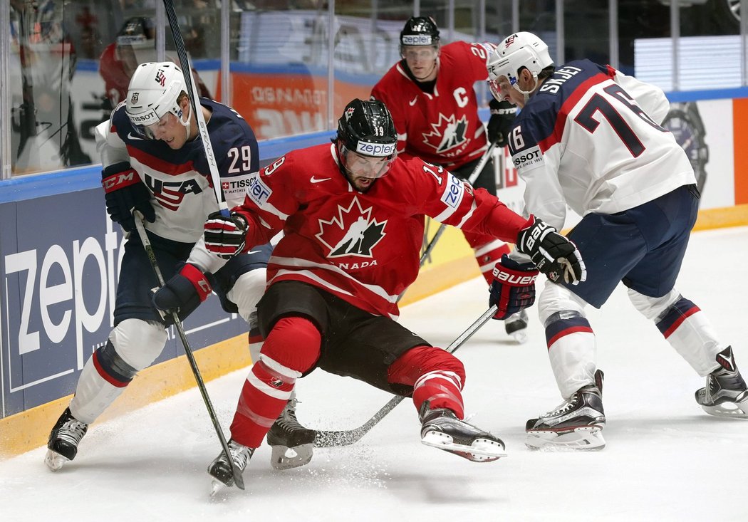 Kanaďan Derick Brassard v souboji s Američanem Brady Skjeiem Jakem McCabem