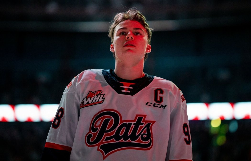 Kanadský super talent Connor Bedard bude v draftu NHL pravděpodobně vybrán Chicagem z 1. místa