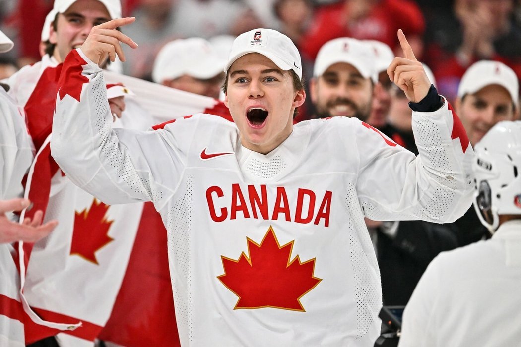 Connor Bedar oslavuje s kanadskými junior titul mistrů světa