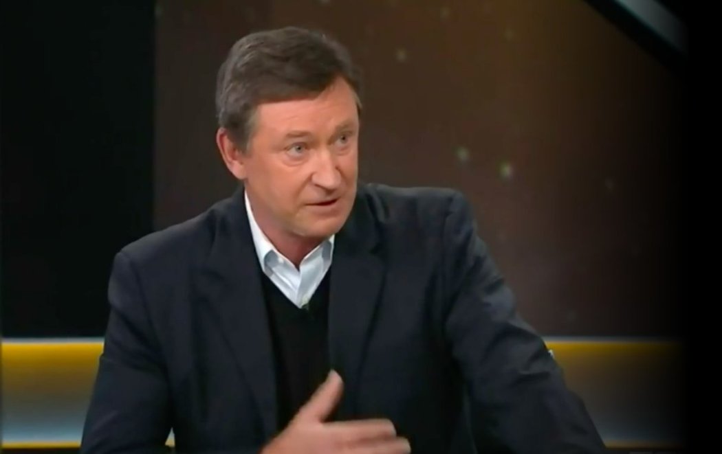 Legendární hokejista Wayne Gretzky žádá organizátory odloženého šampionátu dvacítek, aby odebrali účast ruským juniorům