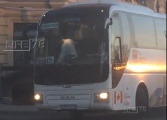 Autobus s kanadskými hokejisty a jejich slečnami v brzkých ranních hodinách v petrohradských ulicích