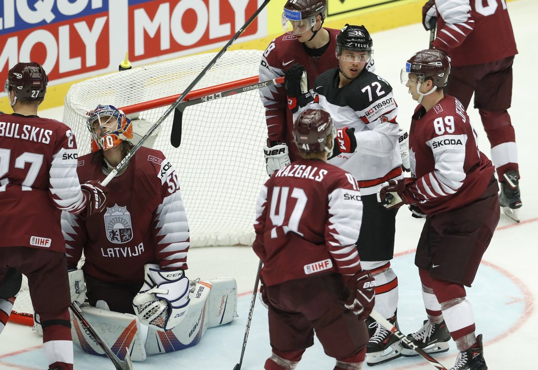 Dezorientovaný brankář Kristers Gudlevskis si vyčítá první inkasovanou branku.