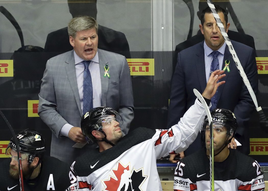 Kouč Kanady Bill Peters udílí pokyny svým svěřencům.