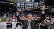 Patrick Roy podruhé jako trenér Quebec Remparts zvedá nad hlavu Memorial Cup