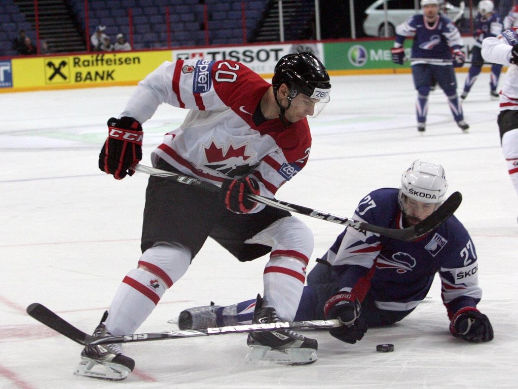 Kanaďan John Tavares v souboji s USA. V hledišti na něj dává pozor máma