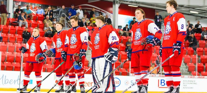 Česká hokejová reprezentace do 18 let prohrála na turnaji Hlinka Gretzky Cup úvodní dva zápasy a nedala ani gól