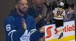David Pastrňák proti Torontu zazářil při výhře 6:4 dvěma góly.  V hledišti fandil Maple Leafs kanadský rapper Drake, který se v posledních měsících stal nositelem velké smůly. Proč?
