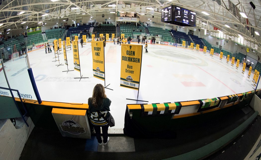 Humboldt Broncos se vracejí k hokeji. Žena kouká na ceremoniál po zápase s Nipawin Hawks věnovaný obětem nehody autobusu