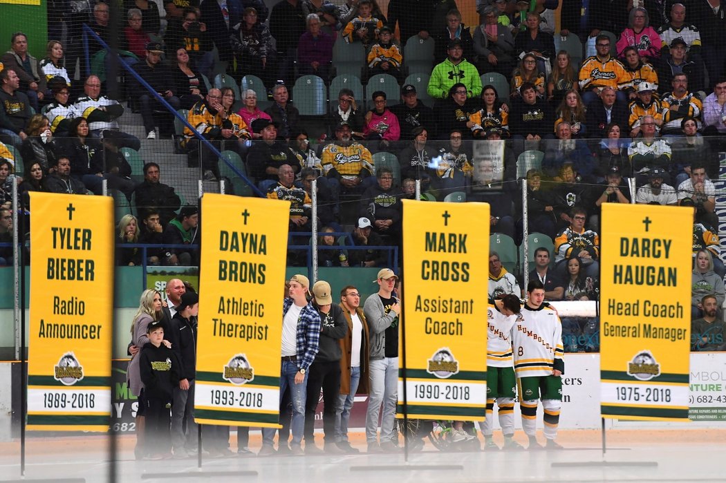 Ceremoniál po zápase s Humboldtu Broncos Nipawin Hawks věnovaný obětem nehody autobusu